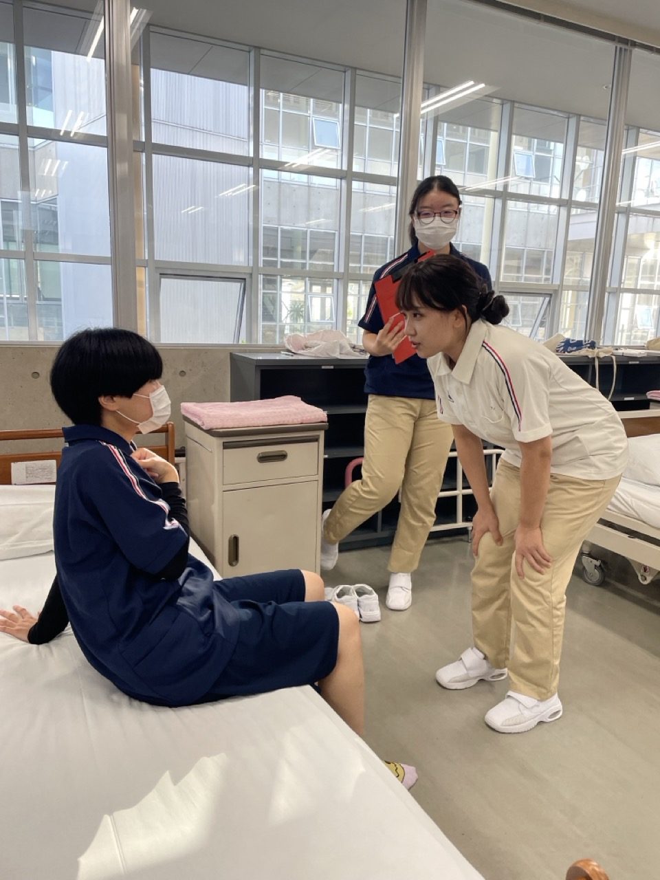 手浴・足浴の実習でした | 京都福祉専門学校【公式HP】