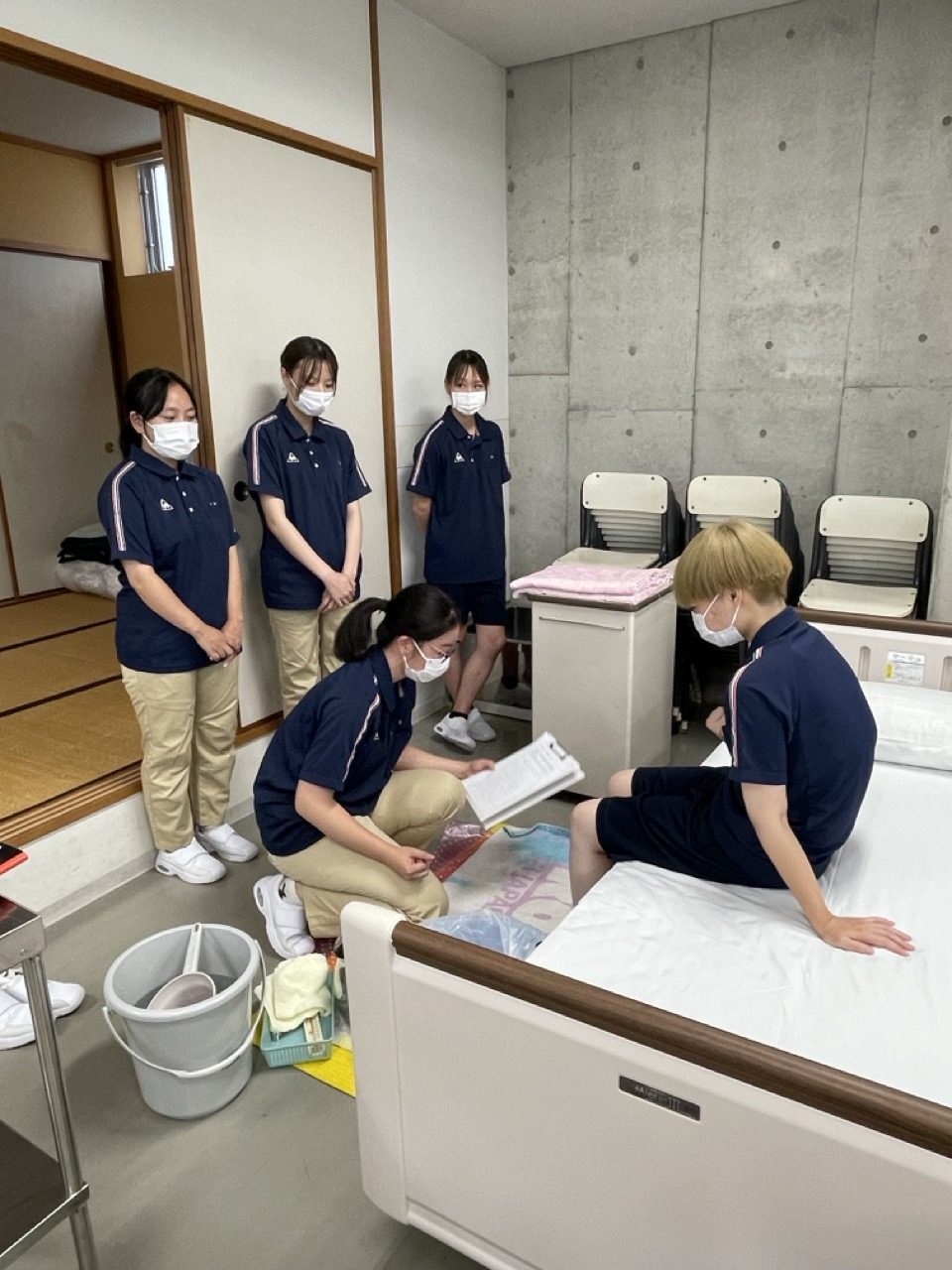 手浴・足浴の実習でした | 京都福祉専門学校【公式HP】